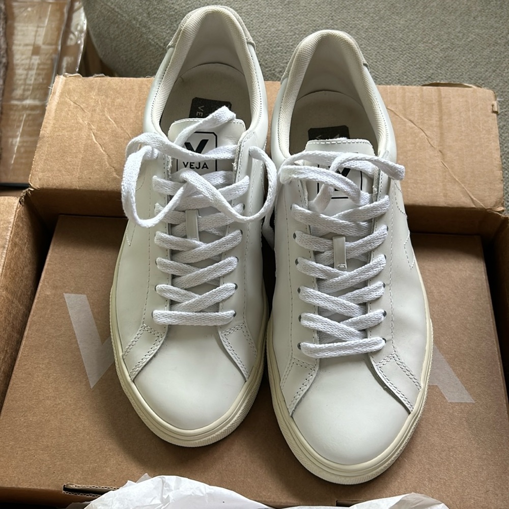 VEJA Esplar Sneaker in extra white.